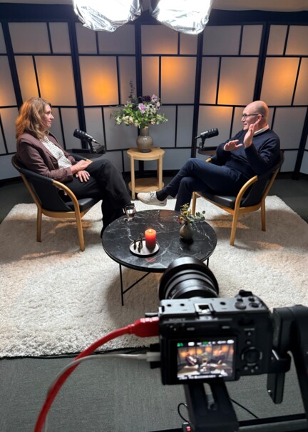 Folk strømmer ind i Bispebolig