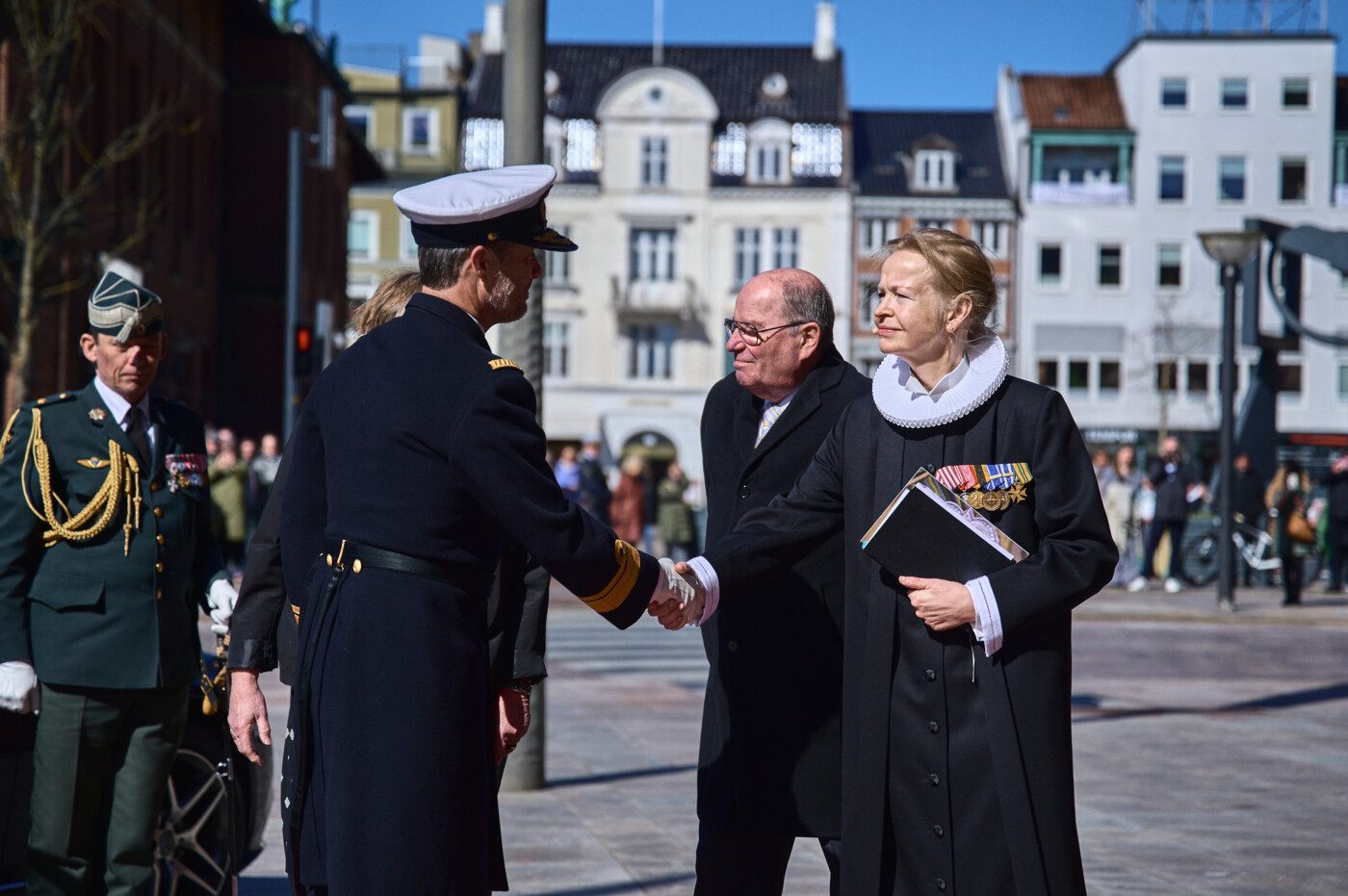 H.K.H Kronprinsen modtages af domprovst Regina Ljung Foto Lasse Skov.jpg