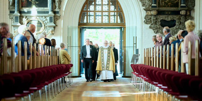 Biskop i landemodeprocession i Domkirken
