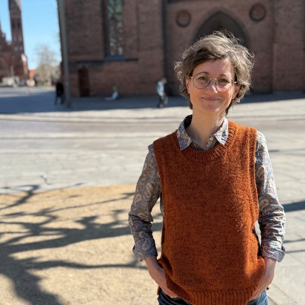 Konfirmand 2025 Hanne Uhre Hansen foran Odense Domkirke.