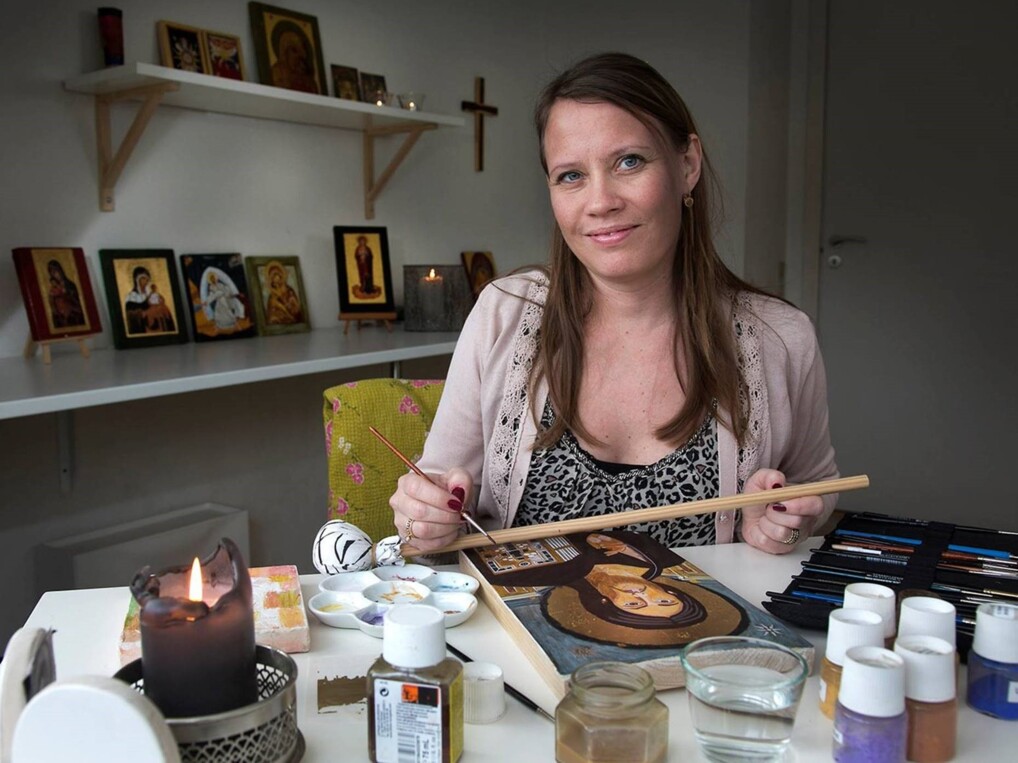 sognepræst Pernille Svendsen maler ikoner