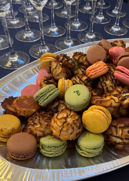 Folk strømmer ind i Bispebolig