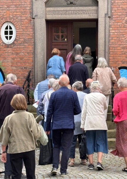 Folk strømmer ind i Bispebolig