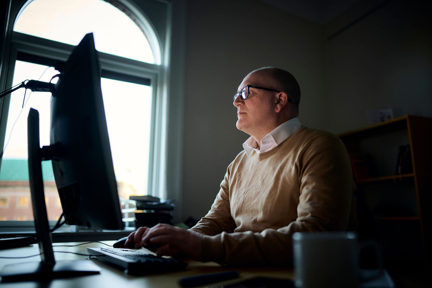 Mads Davidsen foran computer 2024, foto Ard Jongsma.jpg