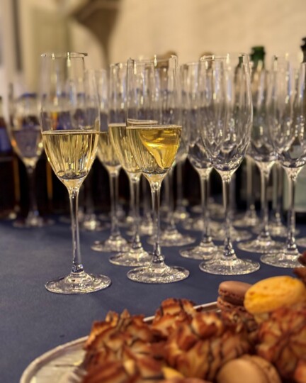 Folk strømmer ind i Bispebolig