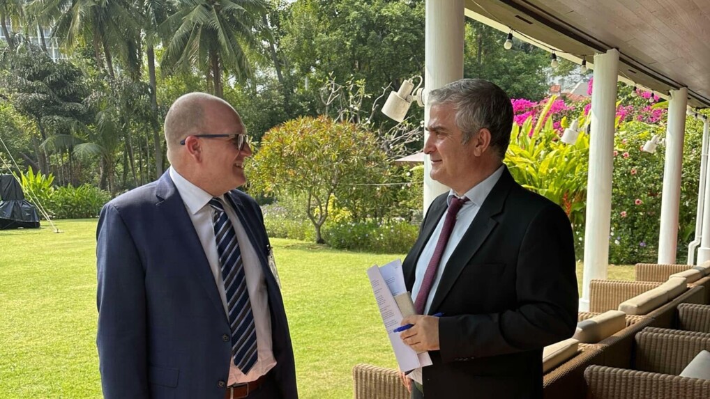Mads i samtale med den danske ambassadør i Thailand Biskop Mads Davidsen i samtale med dansk ambassadør i Thailand, Danny Annan