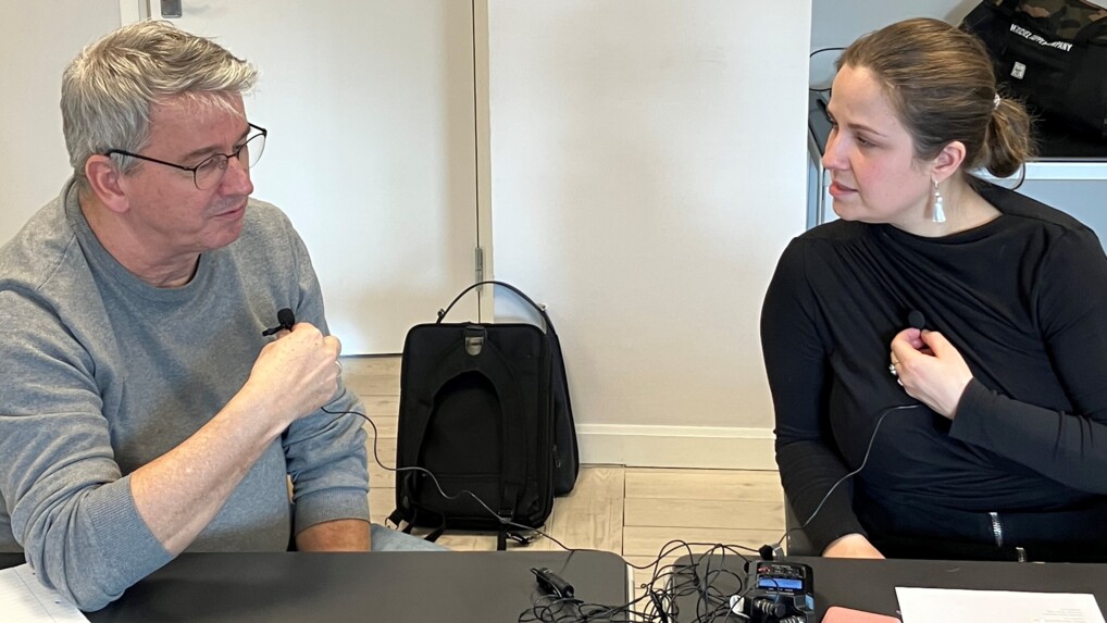 Prædiken på vej To præster ved bord øver podcast produktion